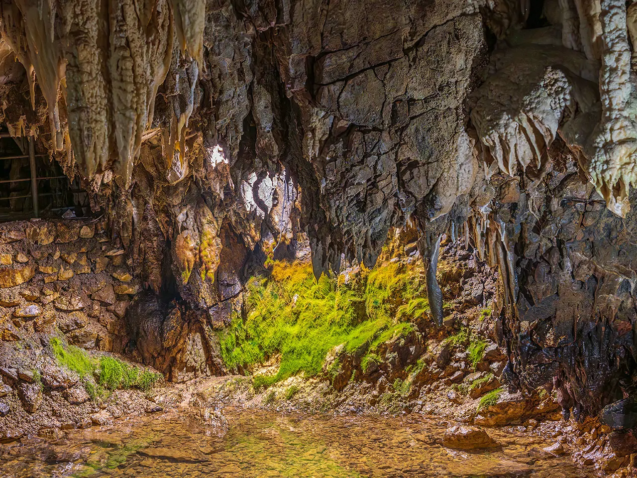 Grotte carsiche scavate nel calcare abruzzese