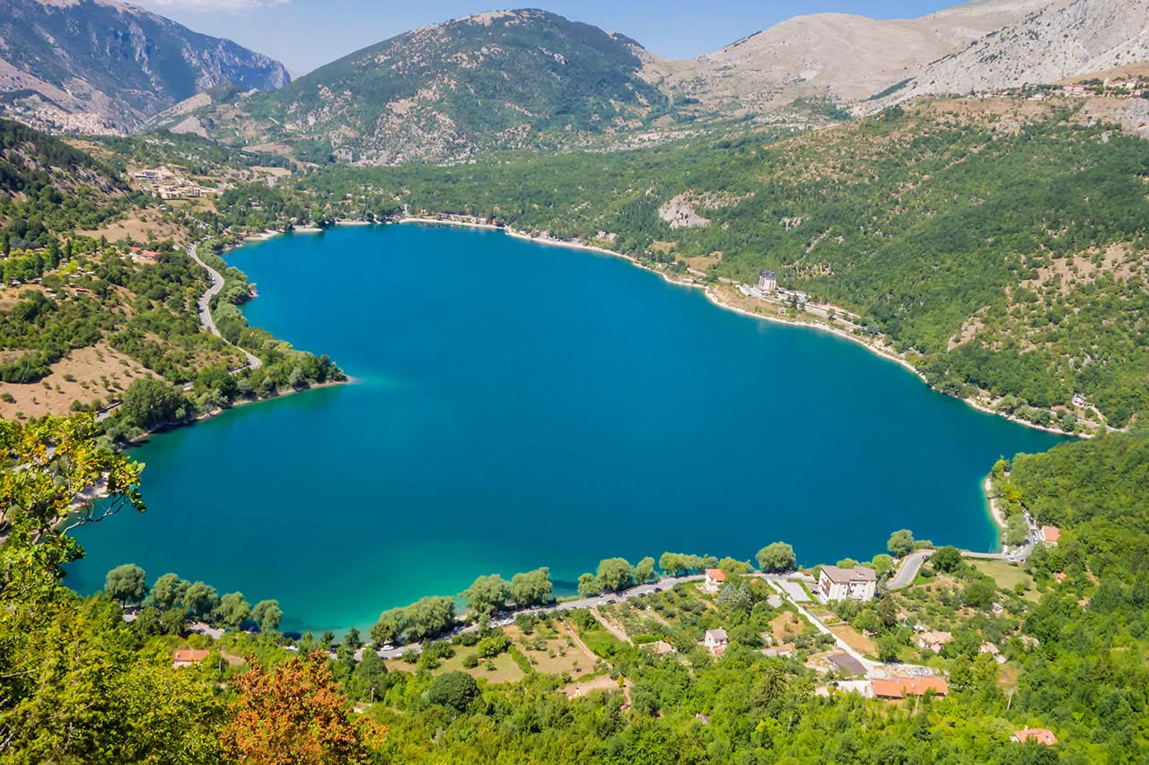 Uno dei laghi di montagna abruzzesi