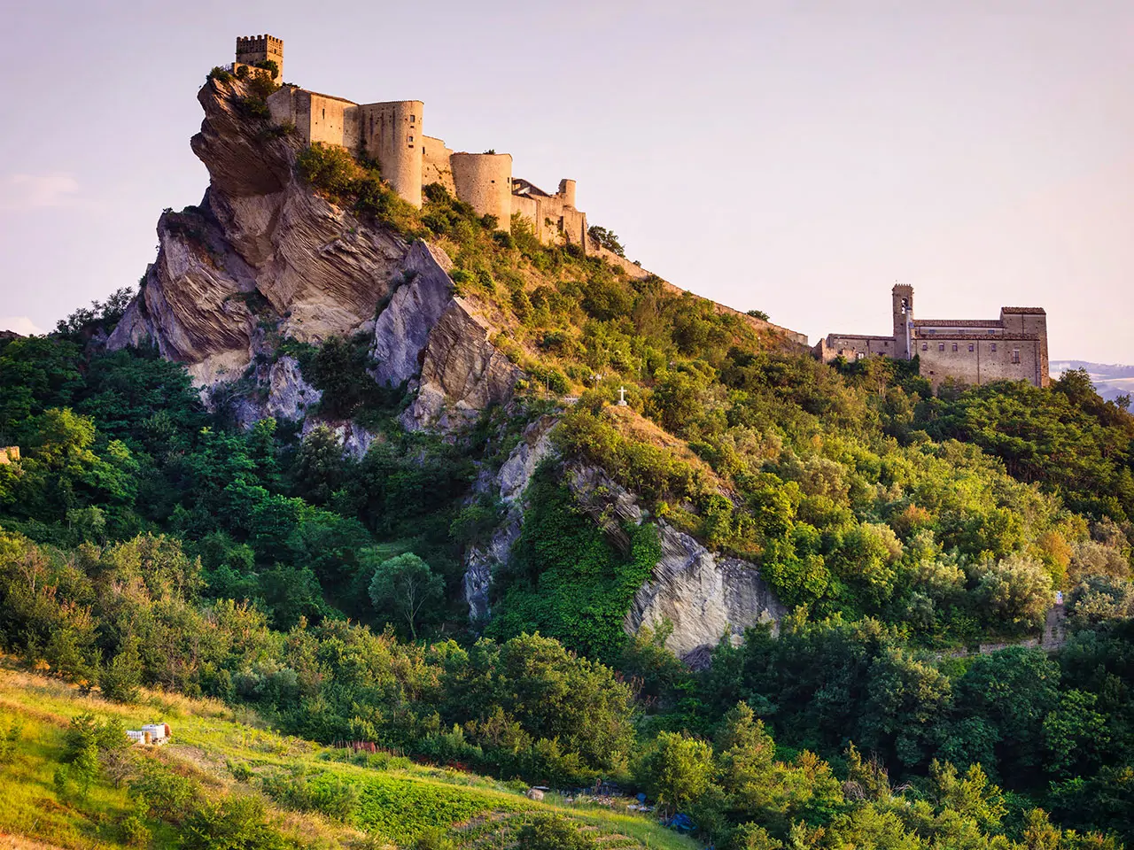Una torre in un borgo di pietra dell'Abruzzo interno